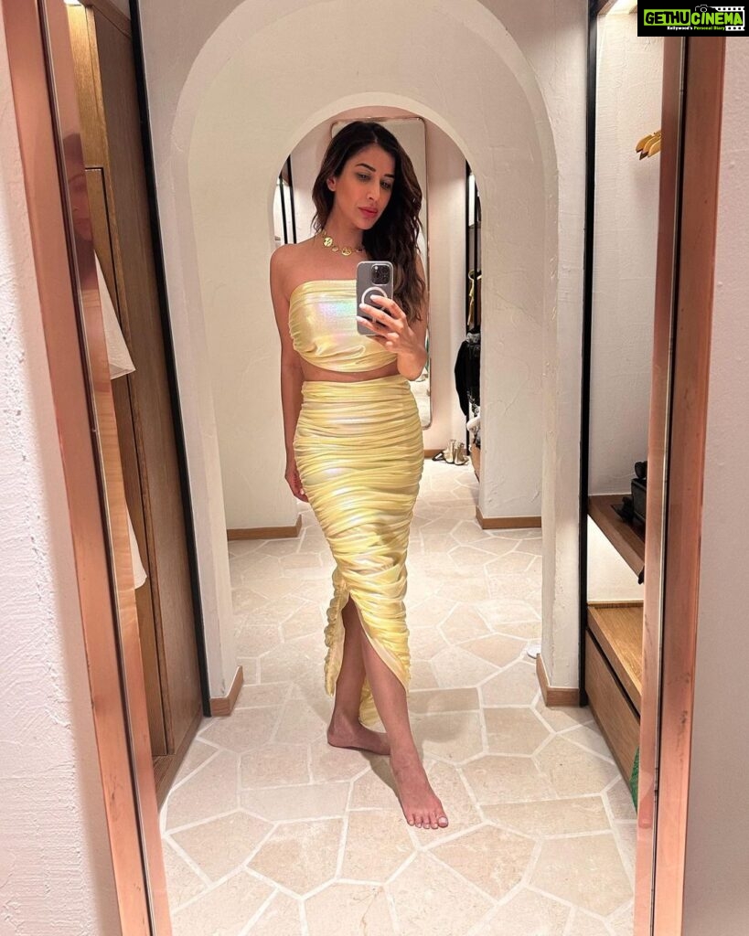 Sophie Choudry Instagram - Relax. Refresh. Recharge🏝️🌊 🐚 #photodump #beachlife @fairmont.maldives @fairmonthotels Styling. @tanimakhosla Partner in crime @ambereenyusuf #fairmontmaldives #fairmonthotels @travelscapes_vm #mondayblues #beachbabe #maldives #vacaymode #feelslikesummer #beachlife #sophiechoudry #sunset #reset #breathe #ocean #gratitude #bikini #holidaystyle Fairmont Maldives, Sirru Fen Fushi