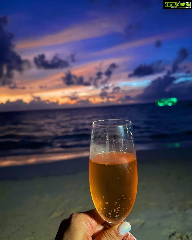 Sophie Choudry Instagram - Relax. Refresh. Recharge🏝️🌊 🐚 #photodump #beachlife @fairmont.maldives @fairmonthotels Styling. @tanimakhosla Partner in crime @ambereenyusuf #fairmontmaldives #fairmonthotels @travelscapes_vm #mondayblues #beachbabe #maldives #vacaymode #feelslikesummer #beachlife #sophiechoudry #sunset #reset #breathe #ocean #gratitude #bikini #holidaystyle Fairmont Maldives, Sirru Fen Fushi