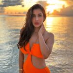 Sophie Choudry Instagram – When the sky turned gold💛 #nofilter #sunset #golden

Dress: custom by @flirtatious_india 
Bracelet/ring: @shopeurumme 
styled by @tanimakhosla 

@fairmont.maldives @fairmonthotels #fairmontmaldives #fairmonthotels #mothernature #beachlife #vacaymode #chasingsunsets #maldives #sophiechoudry Fairmont Maldives, Sirru Fen Fushi