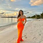 Sophie Choudry Instagram – When the sky turned gold💛 #nofilter #sunset #golden

Dress: custom by @flirtatious_india 
Bracelet/ring: @shopeurumme 
styled by @tanimakhosla 

@fairmont.maldives @fairmonthotels #fairmontmaldives #fairmonthotels #mothernature #beachlife #vacaymode #chasingsunsets #maldives #sophiechoudry Fairmont Maldives, Sirru Fen Fushi