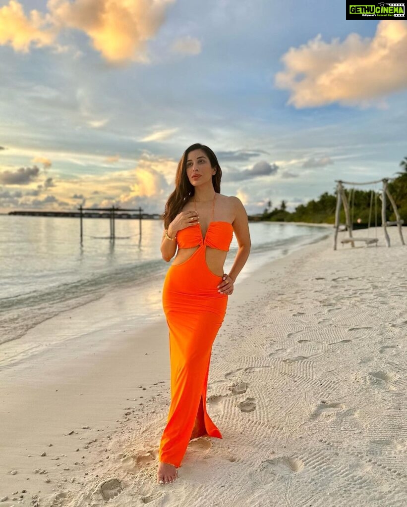 Sophie Choudry Instagram - When the sky turned gold💛 #nofilter #sunset #golden Dress: custom by @flirtatious_india Bracelet/ring: @shopeurumme styled by @tanimakhosla @fairmont.maldives @fairmonthotels #fairmontmaldives #fairmonthotels #mothernature #beachlife #vacaymode #chasingsunsets #maldives #sophiechoudry Fairmont Maldives, Sirru Fen Fushi