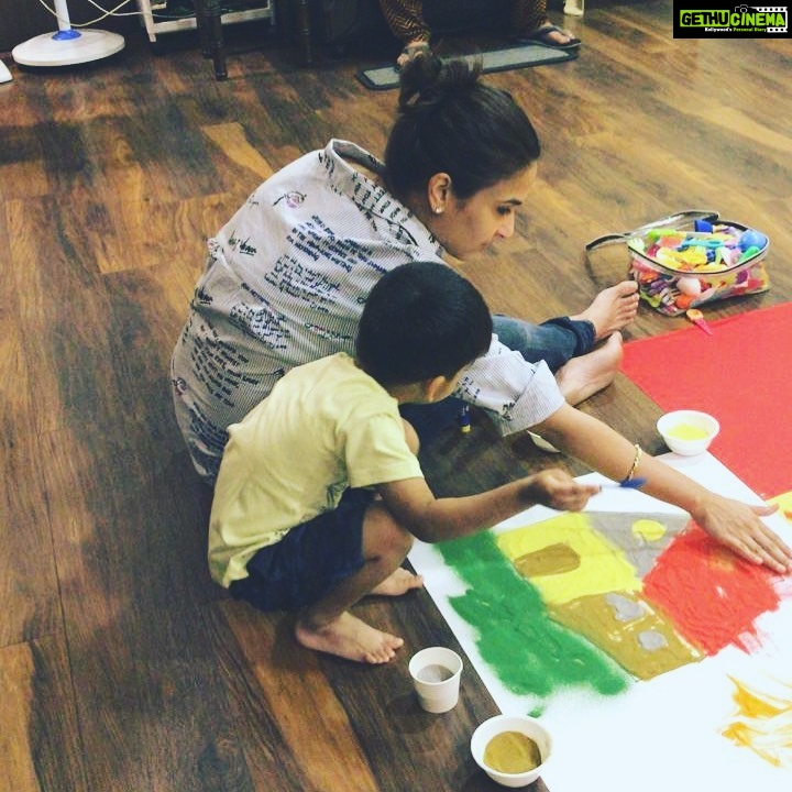 Soundarya Rajinikanth Instagram - Getting #Ved into craft and art ... #ColouredSandArt #KeepingKidsAwayFromIpads #EverydayTask #Motherhood Poes Garden