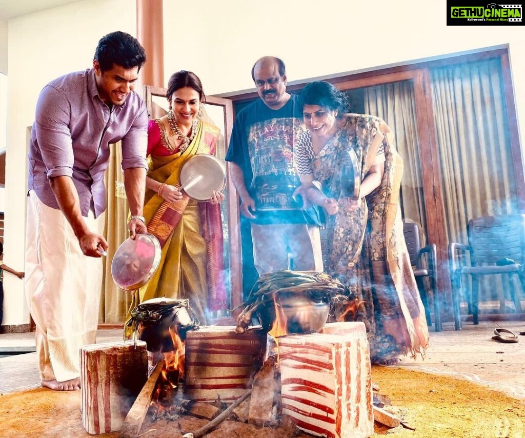 Soundarya Rajinikanth Instagram - ‪Wishing you all a very happy Pongal .. 🙏🏻😀 with my adorable Husband & absolutely amazing in-laws Vanaga appa and Usha amma ❤️❤️❤️ pic with Thalaivar soon 😁😁🙌🏻 #HappyPongal ‬