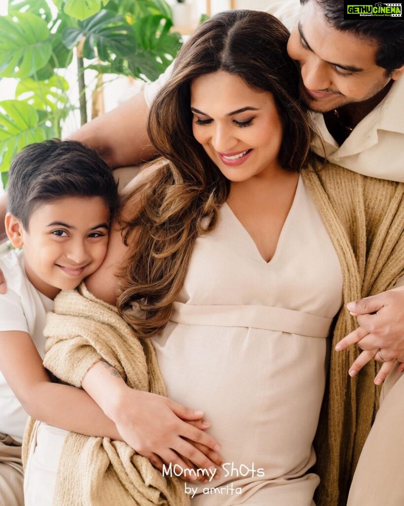 Soundarya Rajinikanth Instagram - With gods abundant grace and our parents blessings 🙏🏻🙏🏻😇😇 … Vishagan , Ved and I are thrilled to welcome Ved’s little brother 💙💙💙 VEER RAJINIKANTH VANANGAMUDI today 11/9/22 #Veer #Blessed #BabyBoy 😇🥰😍👨‍👩‍👦‍👦 a huge thank you to our amazing doctors @sumana_manohar , Dr.Srividya Seshadri , @SeshadriSuresh3 🙏🏻🙏🏻🙏🏻