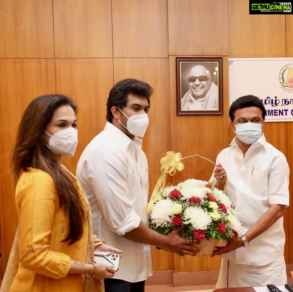 Soundarya Rajinikanth Instagram - My father-in-law Mr. S.S.Vanangamudi, husband Vishagan, his sister and I visited the honorable Chief minister @mkstalin sir this morning to hand over our contribution of 1cr for the chief ministers #CoronaReliefFund from our pharma company Apex laboratories, Makers of #Zincovit