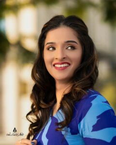 Sowmya Menon Instagram - Sunshine and smiles 👸🏻❤️

👗 @amazebyashiyajesel
📷 @cool_clicks_dxb 
💄 @alsaa_beauty 

#skr #dubaishoot #actorslife