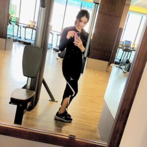 Sowmya Menon Instagram - Mirror, mirror on the wall 🙈❤️♾️
#WorkOutSelfie #Magic #Shine