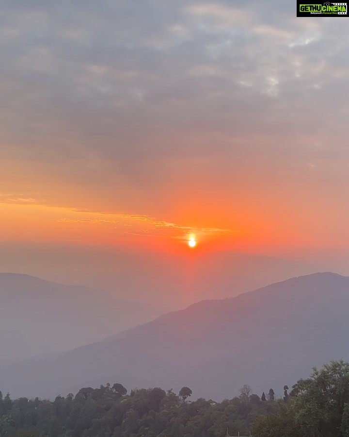 Sravana Bhargavi Instagram - So we stayed at this beautiful home @the_english_cottage_darjeeling . A very pleasant stay and the host “SHARON” has gone out of her way to help us during our stay! And the unbeatable morning sunrise from their property is to die for. Must visit!