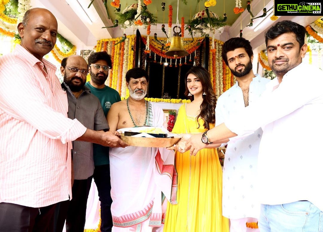 Sreeleela Instagram - ✨A morning full of smiles Started on such a positive note✨ Can’t wait to start shooting With the super chill and sweet @thedeverakonda and @gowtamnaidu garu ✨ @nagavamsi19 #SaiSoujanya @navinnooli @girishgangadharan @sitharaentertainments @fortune4cinemas #SrikaraStudios #VD12