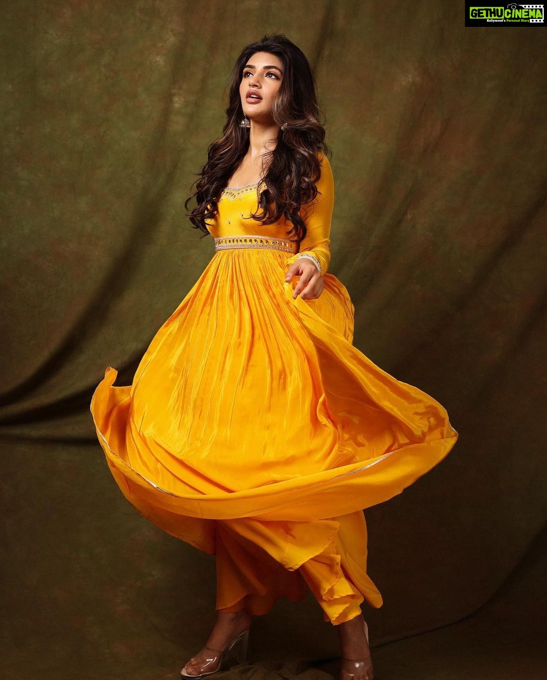 Sreeleela Instagram - Life is sweeter with Mangoes & Me 😋💛 . . . . . . 📸- @pranav.foto 👗- @kanakadharadesigns