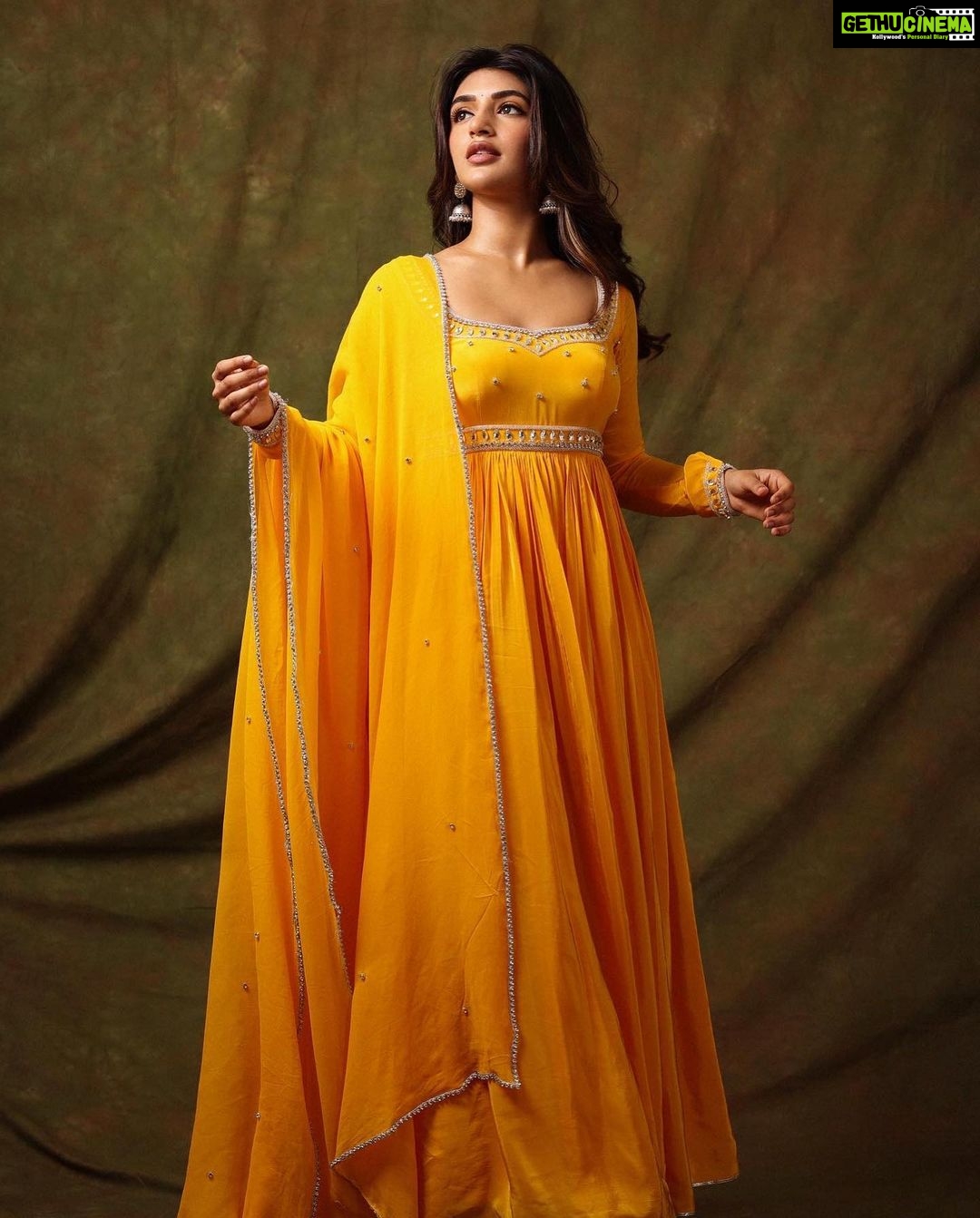 Sreeleela Instagram - Life is sweeter with Mangoes & Me 😋💛 . . . . . . 📸- @pranav.foto 👗- @kanakadharadesigns