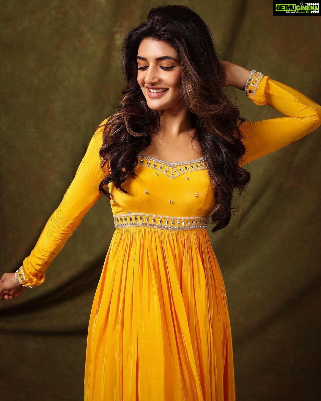 Sreeleela Instagram - Life is sweeter with Mangoes & Me 😋💛 . . . . . . 📸- @pranav.foto 👗- @kanakadharadesigns