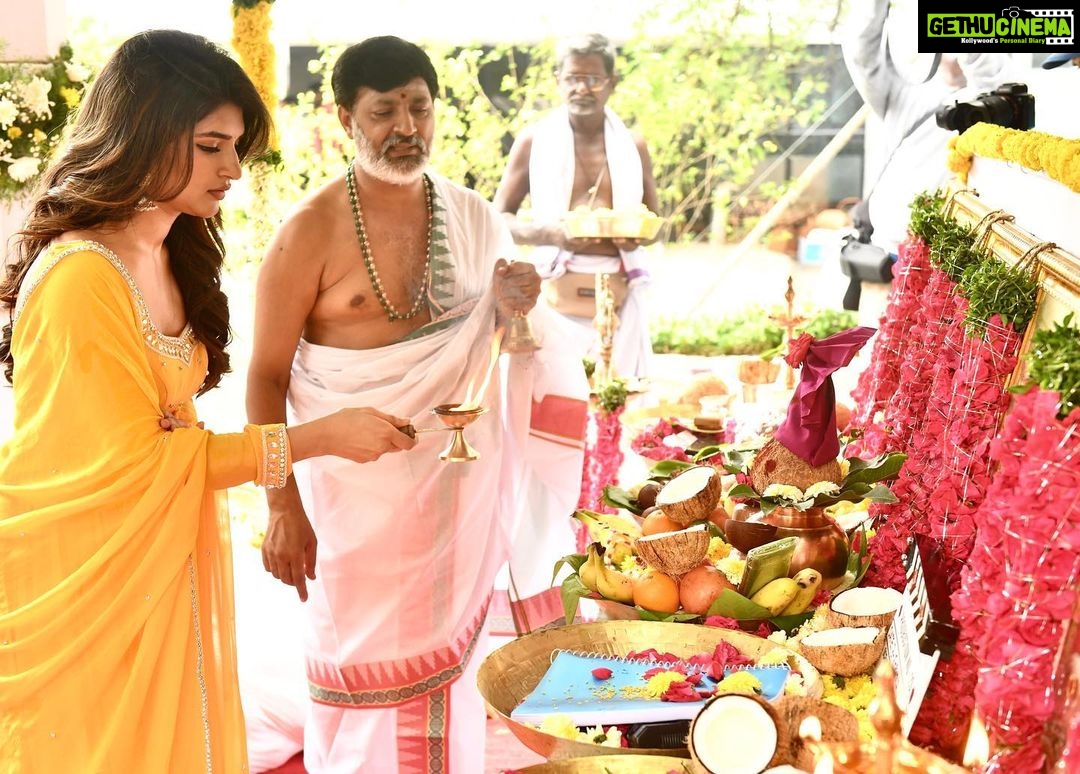Sreeleela Instagram - ✨A morning full of smiles Started on such a positive note✨ Can’t wait to start shooting With the super chill and sweet @thedeverakonda and @gowtamnaidu garu ✨ @nagavamsi19 #SaiSoujanya @navinnooli @girishgangadharan @sitharaentertainments @fortune4cinemas #SrikaraStudios #VD12