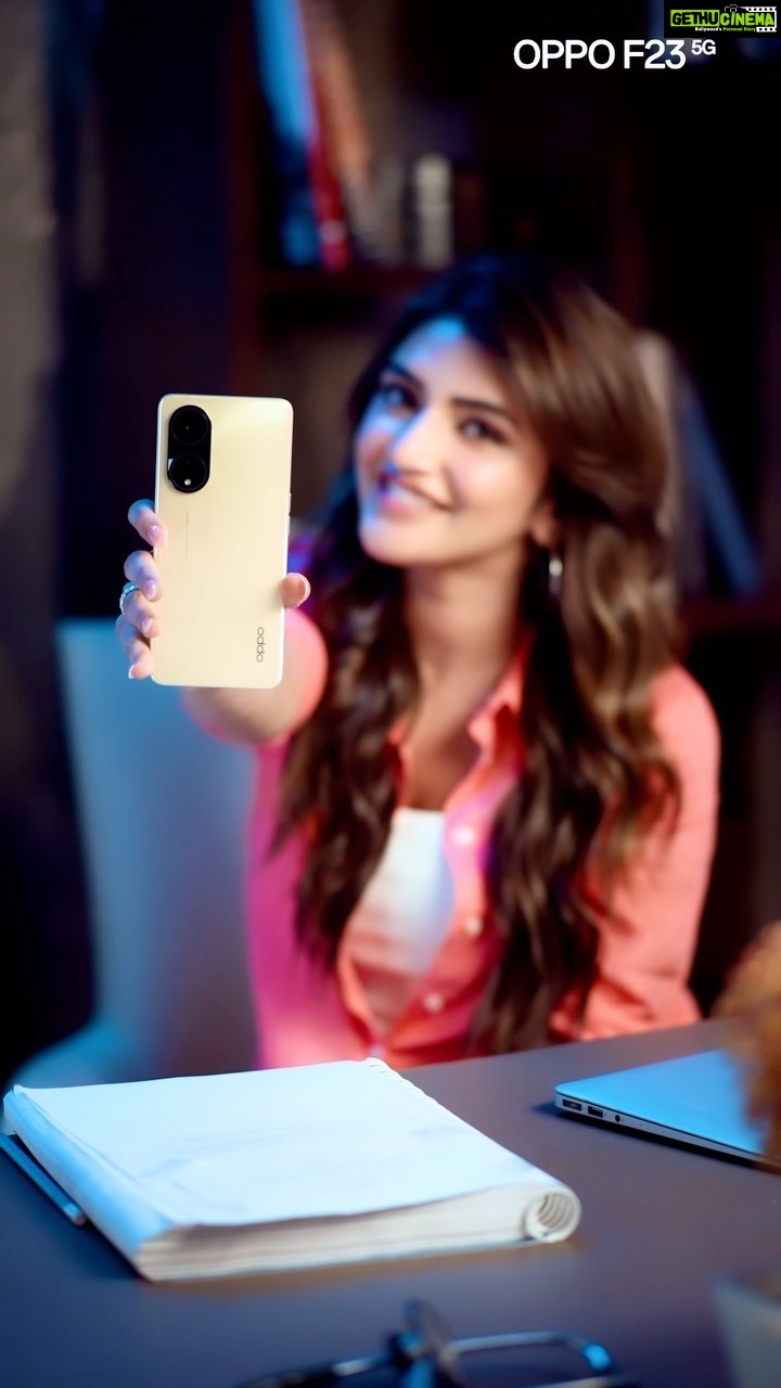 Sreeleela Instagram - Juggle between different passions with ease like me! :p 🤹🏻‍♀️It’s what the king of multitasking #OPPOF235G does with its 67W SUPERVOOC™️ charging, 8GB RAM + 256GB ROM, and 4-year lag-free performance. Go ahead, chase your passions 🤩 #FlauntYourSuperpower