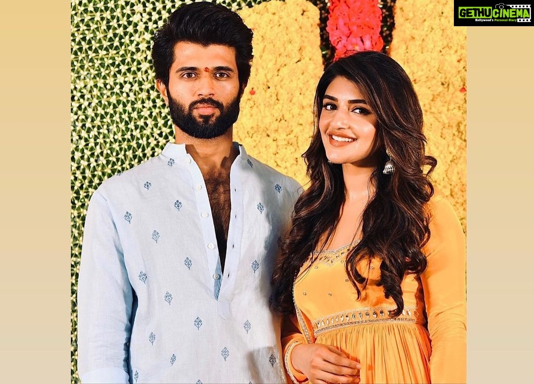 Sreeleela Instagram - ✨A morning full of smiles Started on such a positive note✨ Can’t wait to start shooting With the super chill and sweet @thedeverakonda and @gowtamnaidu garu ✨ @nagavamsi19 #SaiSoujanya @navinnooli @girishgangadharan @sitharaentertainments @fortune4cinemas #SrikaraStudios #VD12
