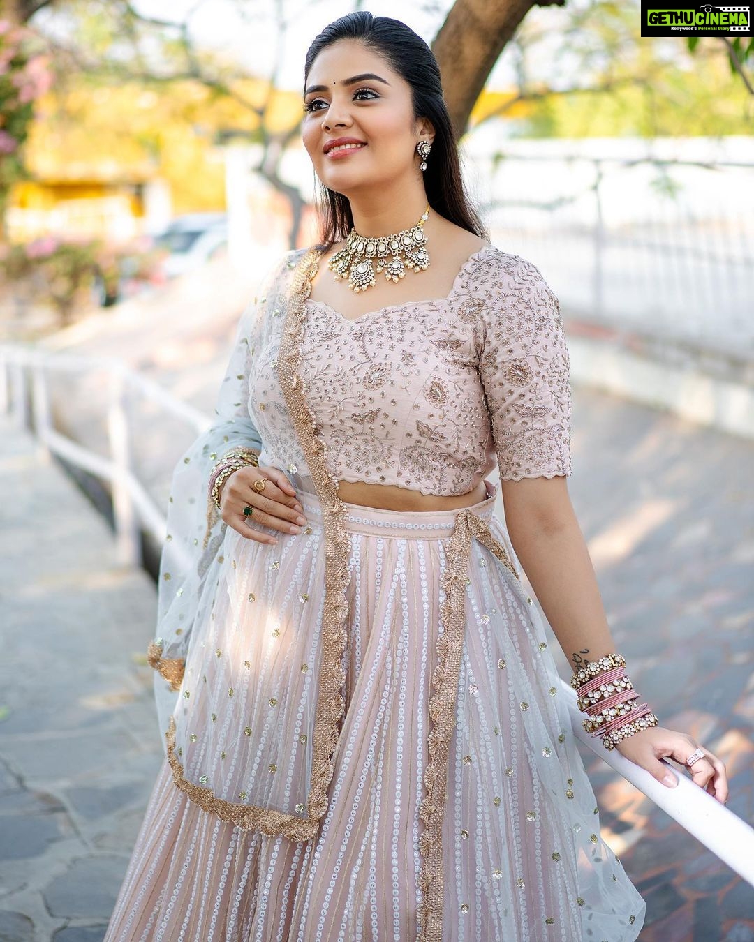 Sreemukhi Instagram - BB Jodi! ✨ Stylist @greeshma_krishna.k Styling assistant @stephen_styles_ Outfit @kowshiki_couture Jewellery @goyazsilverjewellery Photography @rajeshphoto_ Make up @nookesh.malla Hair @mahesh_ravulapalli #sreemukhi #BBJodi #starmaa
