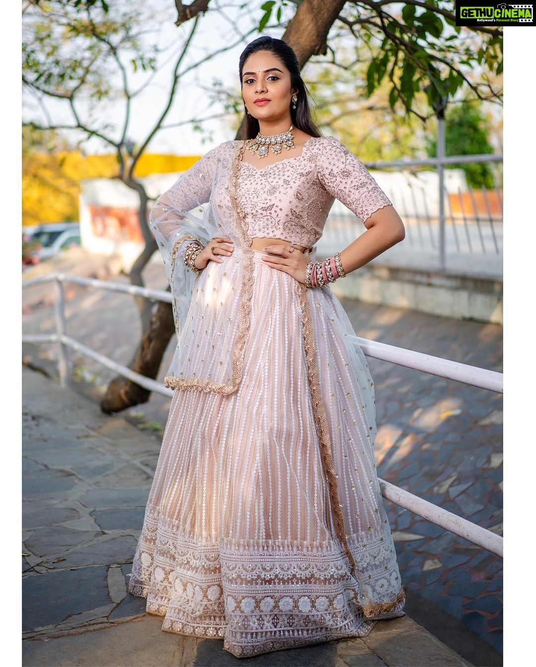 Sreemukhi Instagram - BB Jodi! ✨ Stylist @greeshma_krishna.k Styling assistant @stephen_styles_ Outfit @kowshiki_couture Jewellery @goyazsilverjewellery Photography @rajeshphoto_ Make up @nookesh.malla Hair @mahesh_ravulapalli #sreemukhi #BBJodi #starmaa