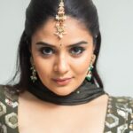 Sreemukhi Instagram - 🍀✨ Outfit @gummadidalashashi.label Makeup @nookesh.malla Hair @mahesh_ravulapalli PC @chinthuu_klicks #sreemukhi #green