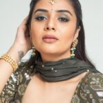 Sreemukhi Instagram - 🍀✨ Outfit @gummadidalashashi.label Makeup @nookesh.malla Hair @mahesh_ravulapalli PC @chinthuu_klicks #sreemukhi #green