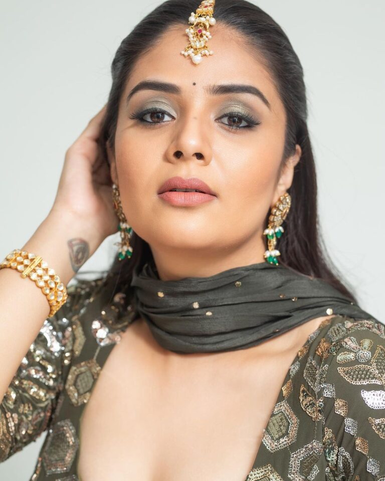 Sreemukhi Instagram - 🍀✨ Outfit @gummadidalashashi.label Makeup @nookesh.malla Hair @mahesh_ravulapalli PC @chinthuu_klicks #sreemukhi #green