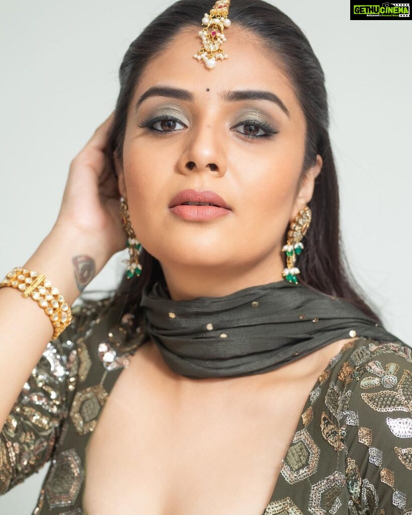 Sreemukhi Instagram - 🍀✨ Outfit @gummadidalashashi.label Makeup @nookesh.malla Hair @mahesh_ravulapalli PC @chinthuu_klicks #sreemukhi #green