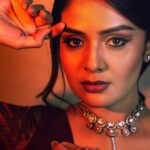 Sreemukhi Instagram - Shine ✨ Styled by @greeshma_krishna.k Style team @stephen_styles_ Outfit @akhilareddylabel Jewellery @goyazsilverjewellery Makeup @nookesh.malla Hair @mahesh_ravulapalli PC @rajeshphoto_ #sreemukhi #shine #love #light