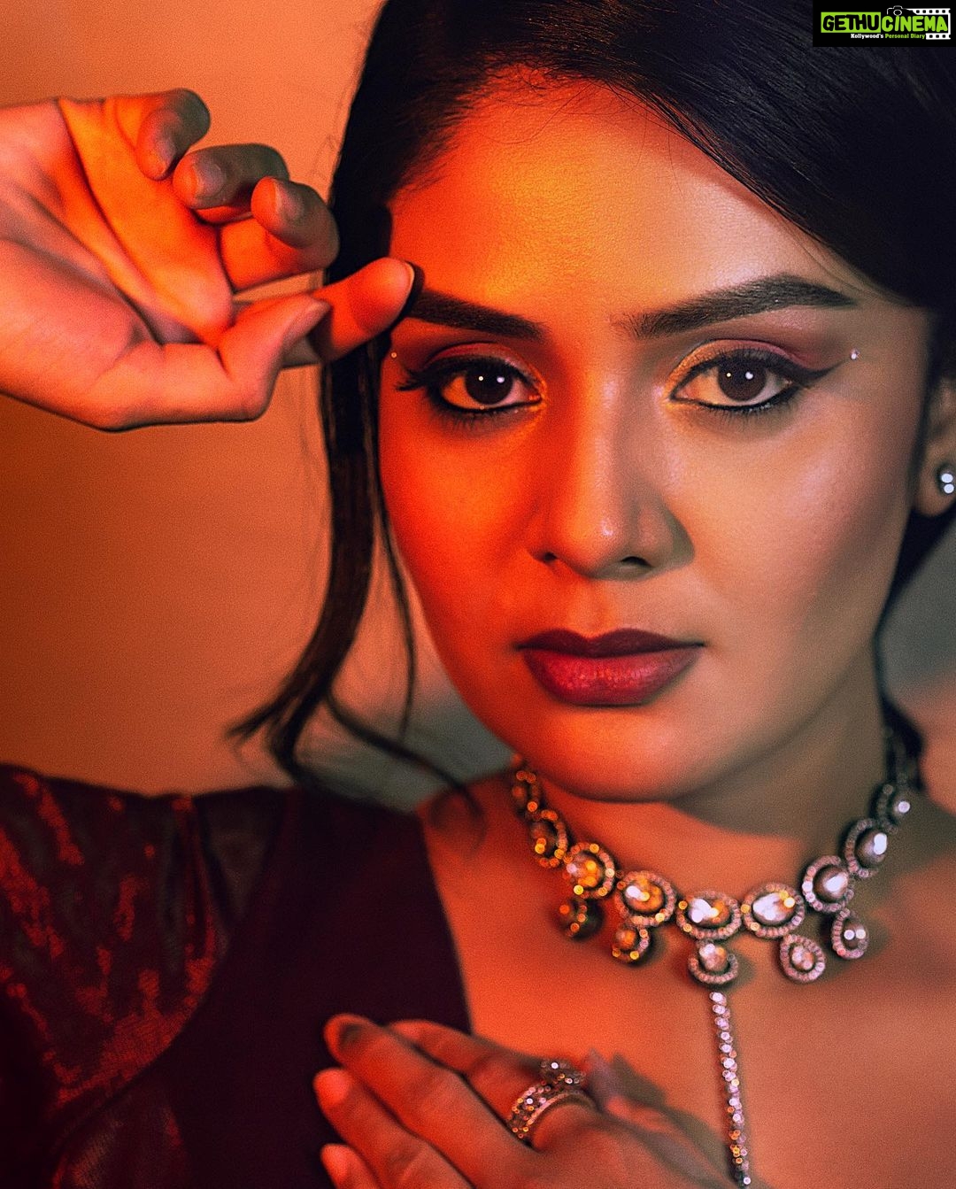 Sreemukhi Instagram - Shine ✨ Styled by @greeshma_krishna.k Style team @stephen_styles_ Outfit @akhilareddylabel Jewellery @goyazsilverjewellery Makeup @nookesh.malla Hair @mahesh_ravulapalli PC @rajeshphoto_ #sreemukhi #shine #love #light