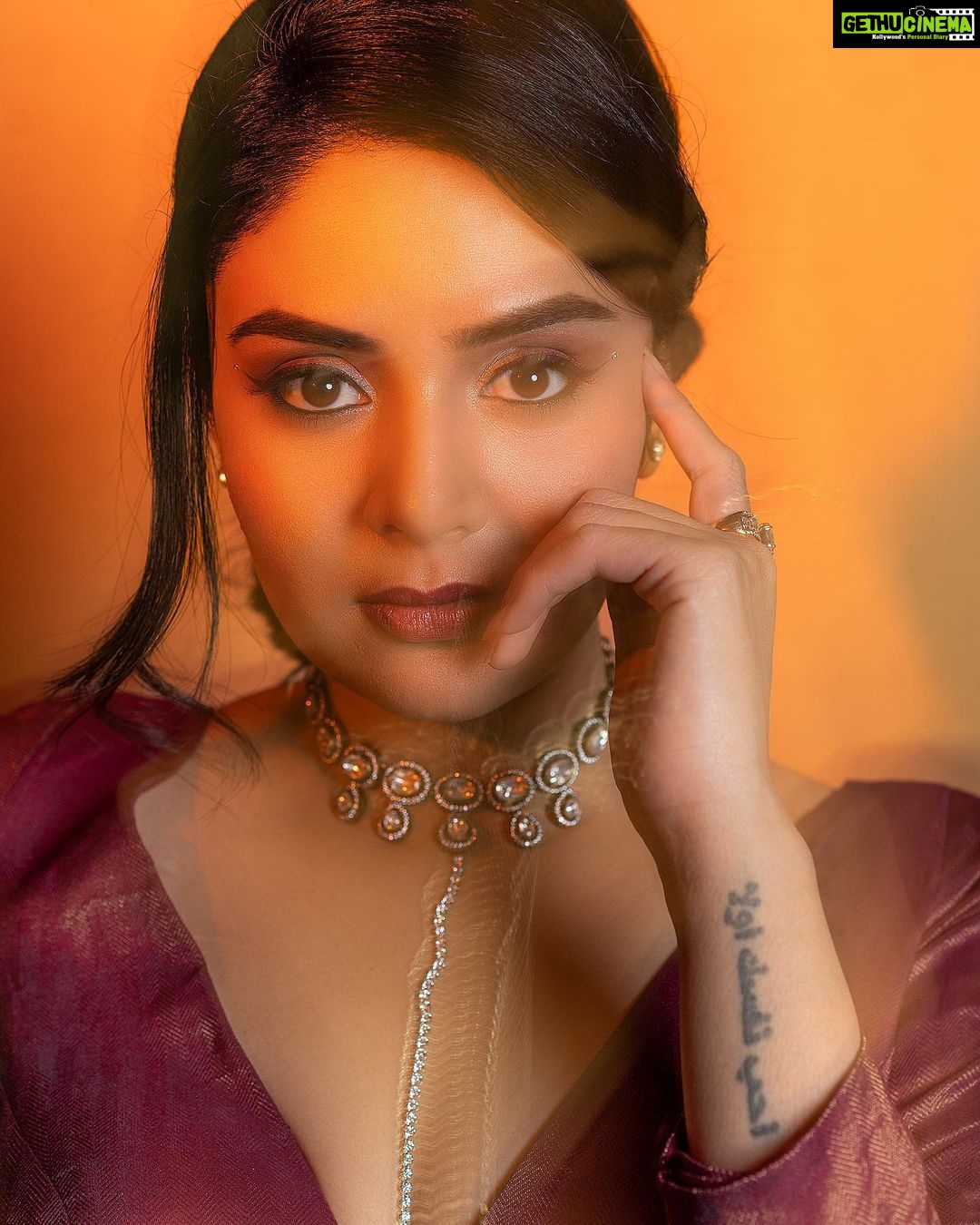 Sreemukhi Instagram - Shine ✨ Styled by @greeshma_krishna.k Style team @stephen_styles_ Outfit @akhilareddylabel Jewellery @goyazsilverjewellery Makeup @nookesh.malla Hair @mahesh_ravulapalli PC @rajeshphoto_ #sreemukhi #shine #love #light