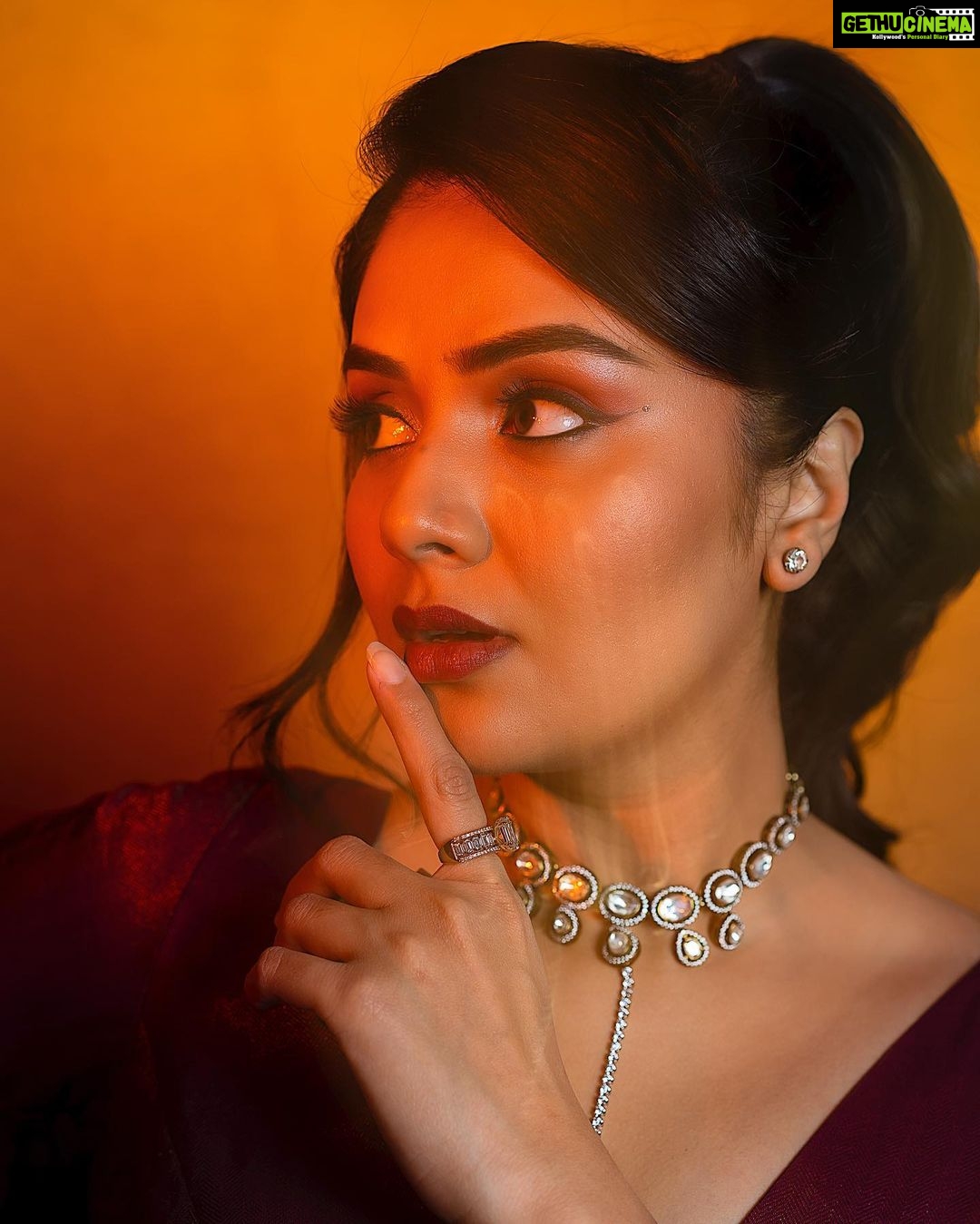 Sreemukhi Instagram - Shine ✨ Styled by @greeshma_krishna.k Style team @stephen_styles_ Outfit @akhilareddylabel Jewellery @goyazsilverjewellery Makeup @nookesh.malla Hair @mahesh_ravulapalli PC @rajeshphoto_ #sreemukhi #shine #love #light
