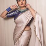 Sreemukhi Instagram - 💙✨ Outfit @gummadidalashashi.label Jewellery @karnikajewelshyd Bangles @pretty.jewelbox Make up @nookesh.malla Hair @mahesh_ravulapalli PC @chinthuu_klicks #sreemukhi #sarees