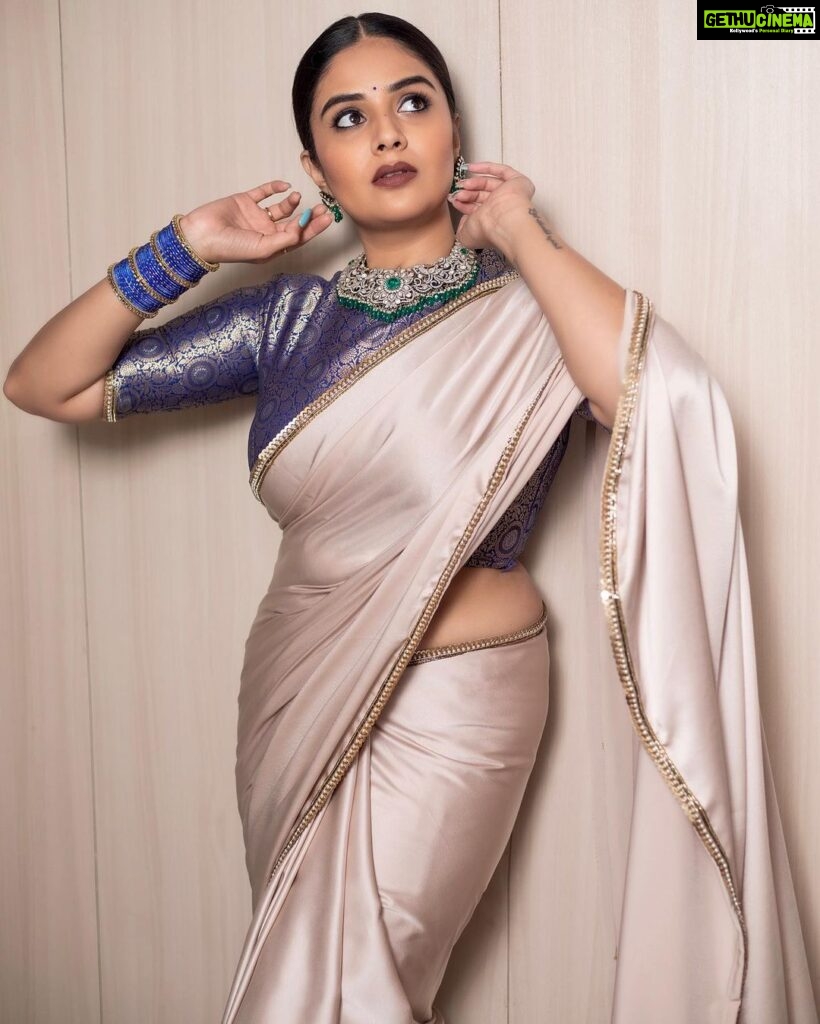 Sreemukhi Instagram - 💙✨ Outfit @gummadidalashashi.label Jewellery @karnikajewelshyd Bangles @pretty.jewelbox Make up @nookesh.malla Hair @mahesh_ravulapalli PC @chinthuu_klicks #sreemukhi #sarees
