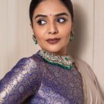 Sreemukhi Instagram - 💙✨ Outfit @gummadidalashashi.label Jewellery @karnikajewelshyd Bangles @pretty.jewelbox Make up @nookesh.malla Hair @mahesh_ravulapalli PC @chinthuu_klicks #sreemukhi #sarees