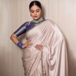 Sreemukhi Instagram - 💙✨ Outfit @gummadidalashashi.label Jewellery @karnikajewelshyd Bangles @pretty.jewelbox Make up @nookesh.malla Hair @mahesh_ravulapalli PC @chinthuu_klicks #sreemukhi #sarees