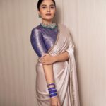 Sreemukhi Instagram - 💙✨ Outfit @gummadidalashashi.label Jewellery @karnikajewelshyd Bangles @pretty.jewelbox Make up @nookesh.malla Hair @mahesh_ravulapalli PC @chinthuu_klicks #sreemukhi #sarees