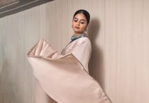 Sreemukhi Instagram - 💙✨ Outfit @gummadidalashashi.label Jewellery @karnikajewelshyd Bangles @pretty.jewelbox Make up @nookesh.malla Hair @mahesh_ravulapalli PC @chinthuu_klicks #sreemukhi #sarees
