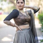 Sreemukhi Instagram - Happy Sunday loves! 🖤✨ Styling @greeshma_krishna.k Outfit @pattusareeswholesale Jewellery @pretty.jewelbox Make up @nookesh.malla Hair @mahesh_ravulapalli PC @chinthuu_klicks #sreemukhi #happysunday #styledbygkk