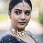 Sreemukhi Instagram - Happy Sunday loves! 🖤✨ Styling @greeshma_krishna.k Outfit @pattusareeswholesale Jewellery @pretty.jewelbox Make up @nookesh.malla Hair @mahesh_ravulapalli PC @chinthuu_klicks #sreemukhi #happysunday #styledbygkk