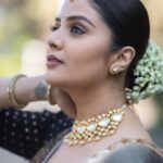 Sreemukhi Instagram - Happy Sunday loves! 🖤✨ Styling @greeshma_krishna.k Outfit @pattusareeswholesale Jewellery @pretty.jewelbox Make up @nookesh.malla Hair @mahesh_ravulapalli PC @chinthuu_klicks #sreemukhi #happysunday #styledbygkk