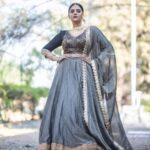 Sreemukhi Instagram - Happy Sunday loves! 🖤✨ Styling @greeshma_krishna.k Outfit @pattusareeswholesale Jewellery @pretty.jewelbox Make up @nookesh.malla Hair @mahesh_ravulapalli PC @chinthuu_klicks #sreemukhi #happysunday #styledbygkk