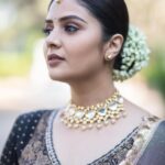 Sreemukhi Instagram - Happy Sunday loves! 🖤✨ Styling @greeshma_krishna.k Outfit @pattusareeswholesale Jewellery @pretty.jewelbox Make up @nookesh.malla Hair @mahesh_ravulapalli PC @chinthuu_klicks #sreemukhi #happysunday #styledbygkk