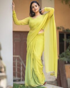 Sreemukhi Instagram - Plain chiffons ✨✨ Saree @gummadidalashashi.label Makeup @nookesh.malla Hair @mahesh_ravulapalli PC @chinthuu_klicks #sreemukhi #sarees