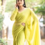 Sreemukhi Instagram - Plain chiffons ✨✨ Saree @gummadidalashashi.label Makeup @nookesh.malla Hair @mahesh_ravulapalli PC @chinthuu_klicks #sreemukhi #sarees
