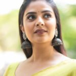 Sreemukhi Instagram - Plain chiffons ✨✨ Saree @gummadidalashashi.label Makeup @nookesh.malla Hair @mahesh_ravulapalli PC @chinthuu_klicks #sreemukhi #sarees