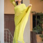 Sreemukhi Instagram - Plain chiffons ✨✨ Saree @gummadidalashashi.label Makeup @nookesh.malla Hair @mahesh_ravulapalli PC @chinthuu_klicks #sreemukhi #sarees