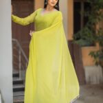 Sreemukhi Instagram - Plain chiffons ✨✨ Saree @gummadidalashashi.label Makeup @nookesh.malla Hair @mahesh_ravulapalli PC @chinthuu_klicks #sreemukhi #sarees