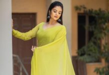 Sreemukhi Instagram - Plain chiffons ✨✨ Saree @gummadidalashashi.label Makeup @nookesh.malla Hair @mahesh_ravulapalli PC @chinthuu_klicks #sreemukhi #sarees