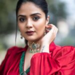 Sreemukhi Instagram - Sri ramanavami Shubhakankshalu 🥰 Styling @greeshma_krishna.k Outfit @akhilareddylabel Jewellery @yuvi_collections Make up @nookesh.malla Hair @mahesh_ravulapalli PC @chinthuu_klicks #sreemukhi #sriramanavami #styledbygkk
