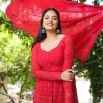 Sreemukhi Instagram - Neethone dance ❤️ Outfit @gummadidalashashi.label Earrings @emmadi_silver_jewellery PC @epics_by_pradeep Make up @nookesh.malla Hair @mahesh_ravulapalli #neethonedance #starmaa #sreemukhi