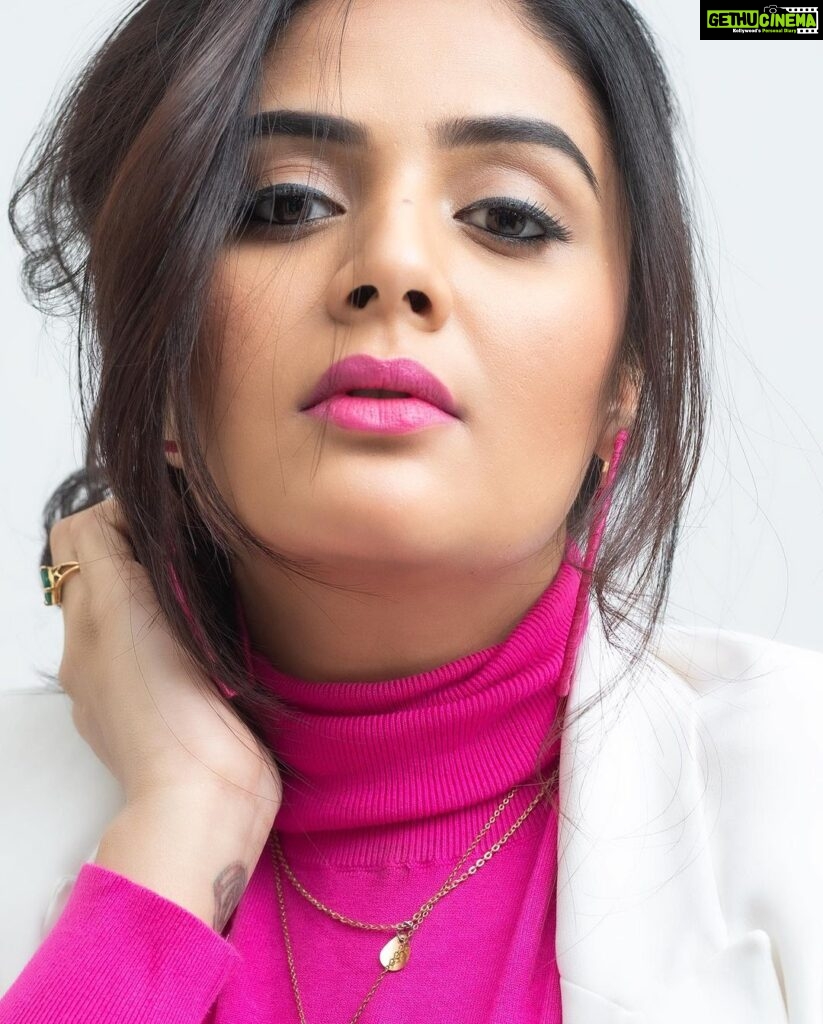 Sreemukhi Instagram - Pinks! ✨💕 Styled by @greeshma_krishna.k Style team @stephen_styles_ Makeup @nookesh.malla Hair @mahesh_ravulapalli PC @chinthuu_klicks #sreemukhi #starmaa #bbjodi #styledbygkk