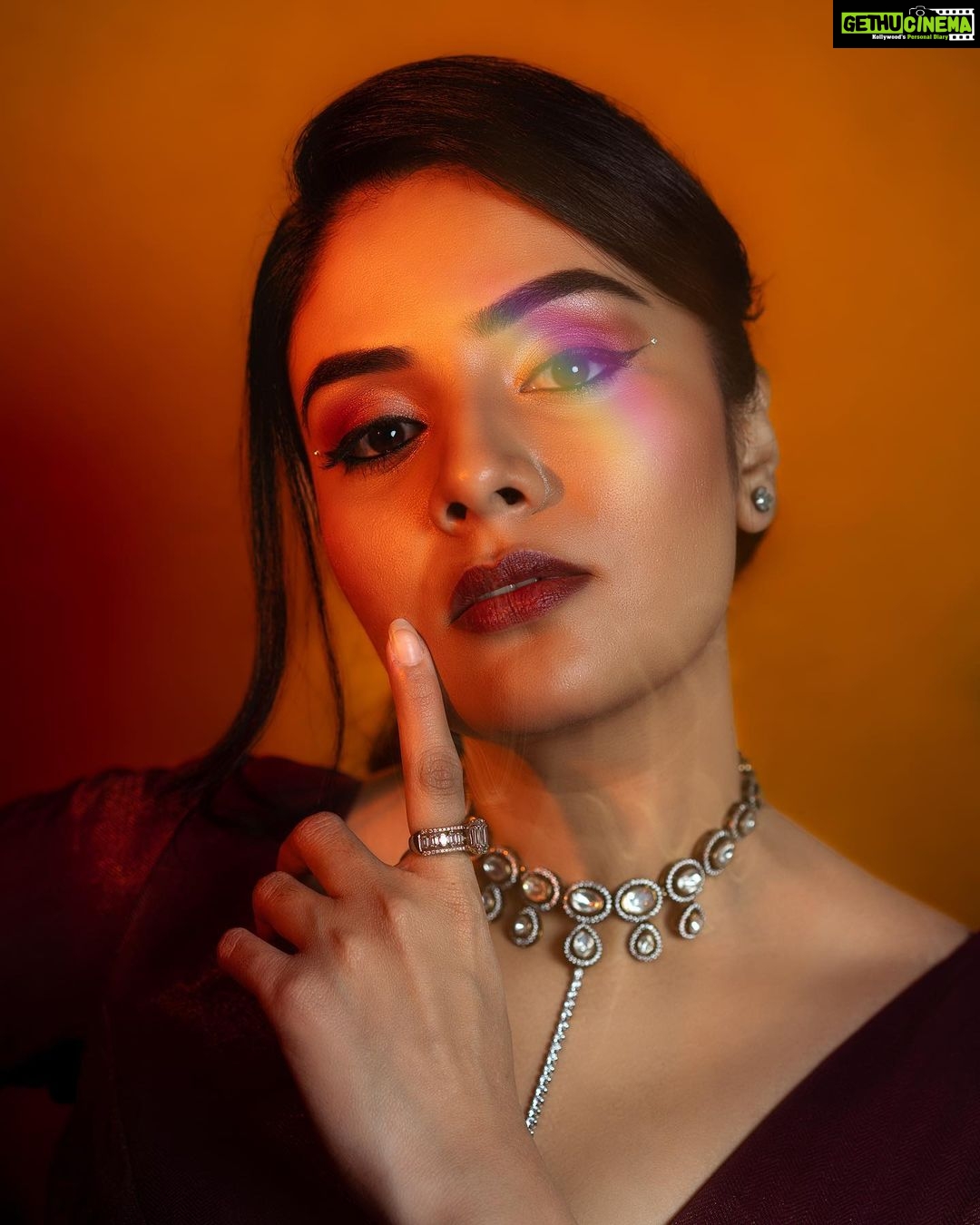 Sreemukhi Instagram - Shine ✨ Styled by @greeshma_krishna.k Style team @stephen_styles_ Outfit @akhilareddylabel Jewellery @goyazsilverjewellery Makeup @nookesh.malla Hair @mahesh_ravulapalli PC @rajeshphoto_ #sreemukhi #shine #love #light